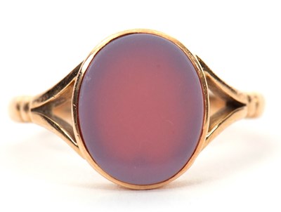 Lot 26 - An 15ct agate signet ring, the oval unmarked...