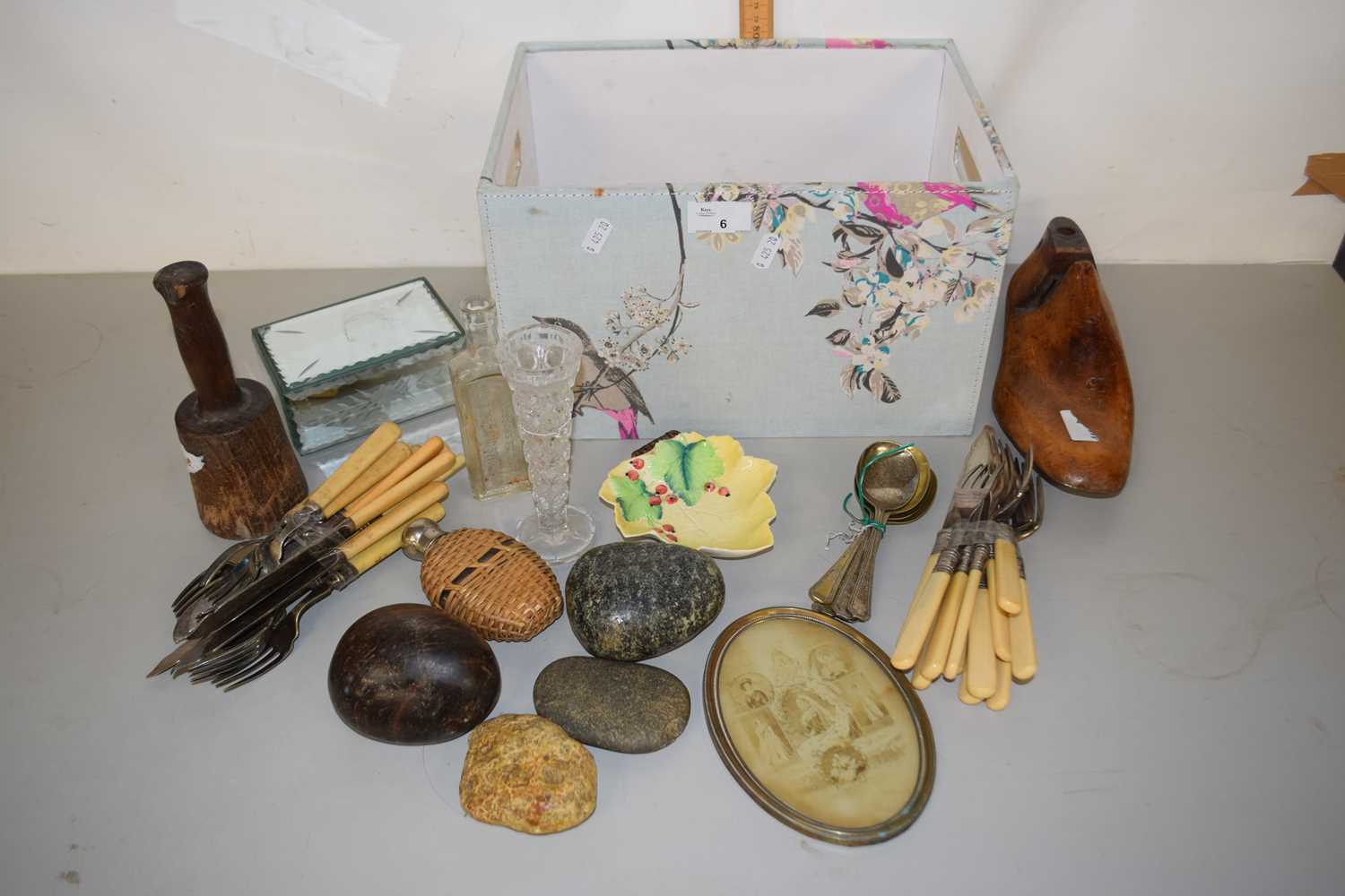 Lot 6 - A box of assorted items to include cutlery,...