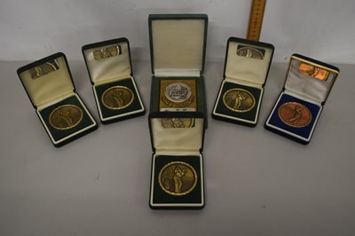 Lot 65 - Quantity of modern base metal golf medallions