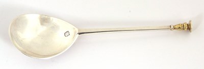 Lot 282 - A James I silver seal top spoon having a fig...