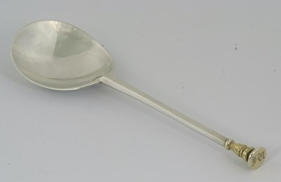 Lot 282 - A James I silver seal top spoon having a fig...