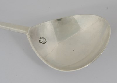 Lot 282 - A James I silver seal top spoon having a fig...