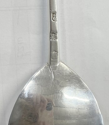 Lot 282 - A James I silver seal top spoon having a fig...