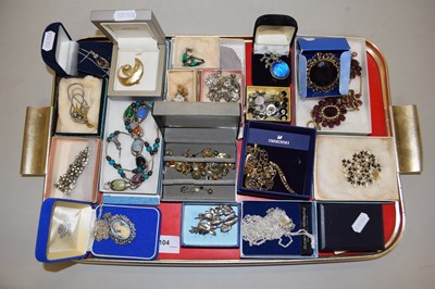 Lot 104 - A tray of various assorted costume jewellery