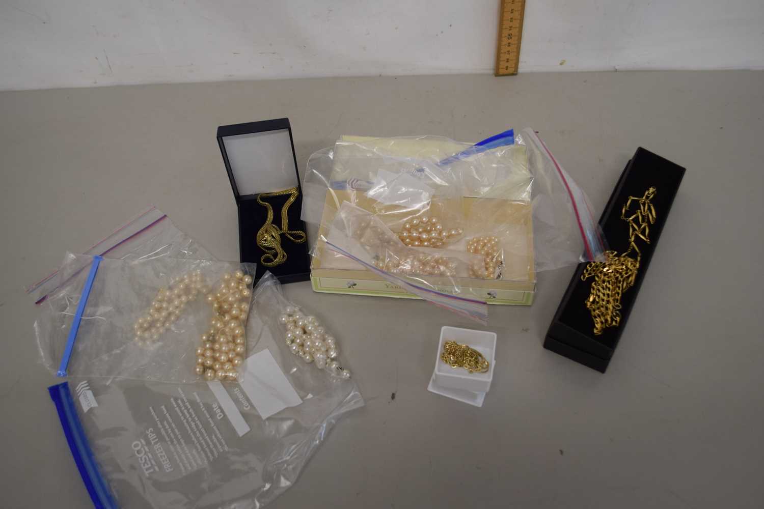 Lot 110 - Mixed Lot: simulated pearl necklaces, gold...