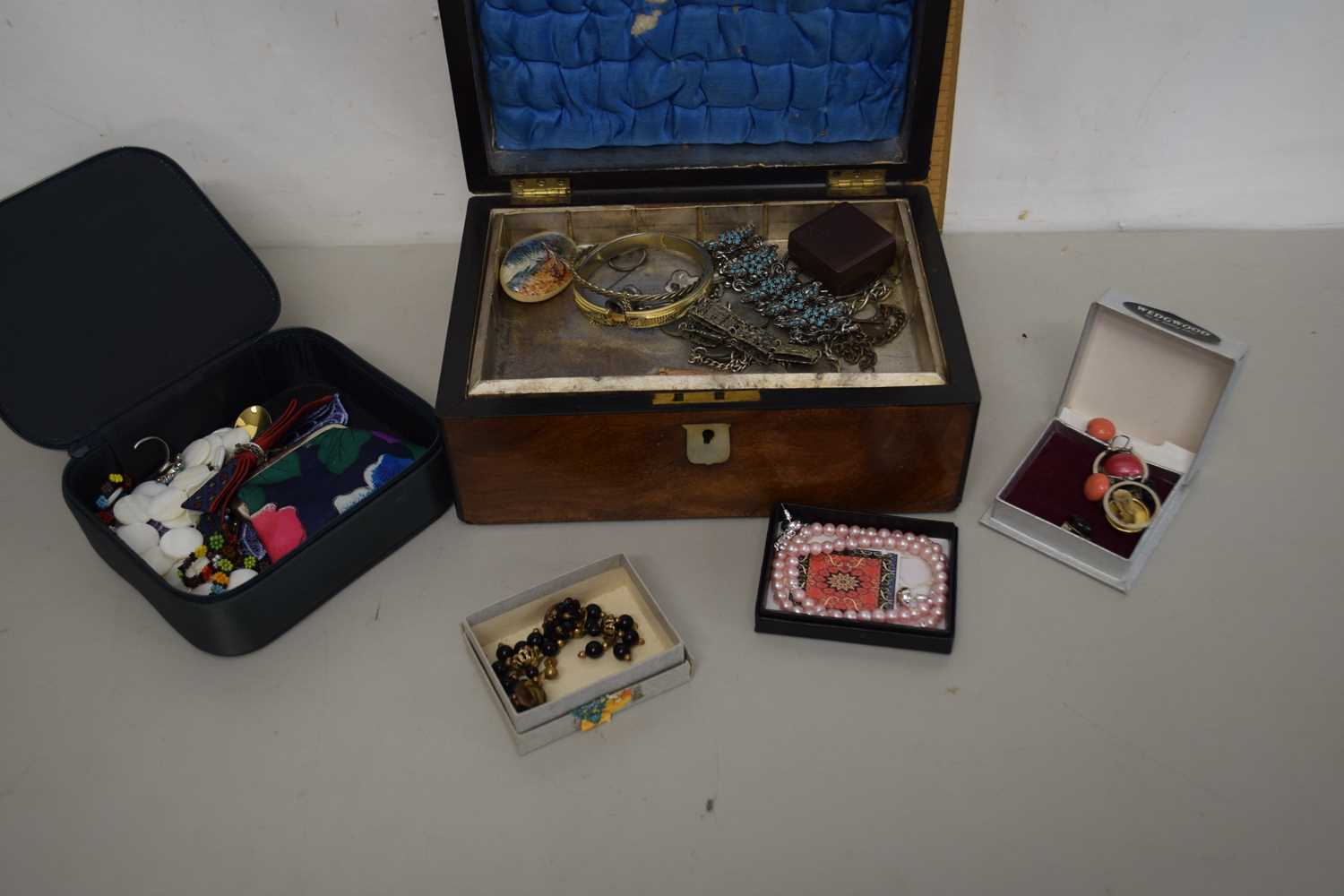 Lot 126 - Box of various assorted costume jewellery and...