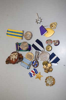 Lot 146 - Tub of medals and other items