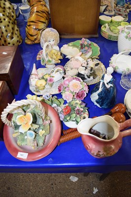 Lot 193 - A Large Mixed Lot: Various porcelain flowers,...