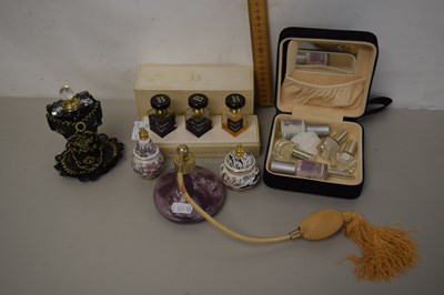 Lot 219 - A range of various modern perfume bottles and...