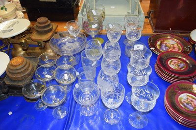 Lot 231 - Mixed Lot: Various glass wares to include...