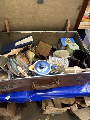 Lot 542 - A suitcase with a mixed lot of items to...