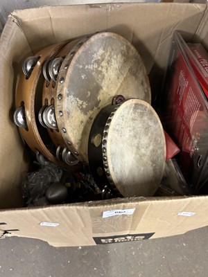 Lot 660 - Box of assorted household clearance to include...