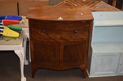 Lot 751 - A bow fronted commode