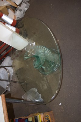 Lot 827 - A contemporary oval glass table with...