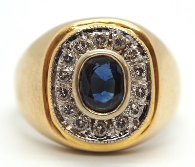 Lot 33 - A gentlemans sapphire and diamond ring, the...