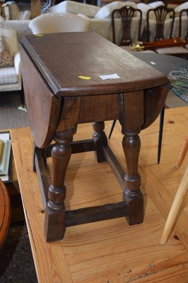 Lot 378 - Small oak drop leaf lamp table