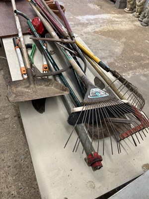 Lot 1041 - Mixed lot of garden tools to include spades,...