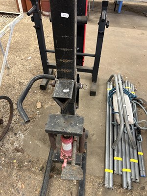 Lot 1088 - A hydraulic driven log splitter