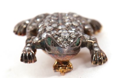 Lot 404 - A late Victorian diamond and emerald frog...