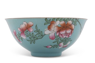 Lot 118 - A Chinese porcelain bowl, the turquoise ground...
