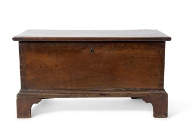 Lot 449 - A small Georgian blanket box of hinged...