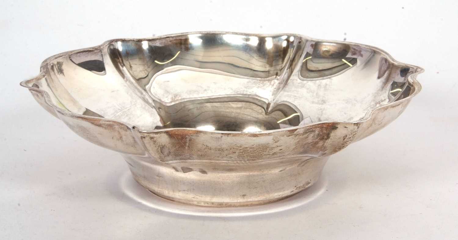 Lot 61 - A George V silver dish of plain flower petal...