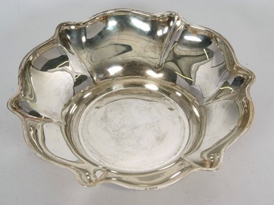 Lot 61 - A George V silver dish of plain flower petal...