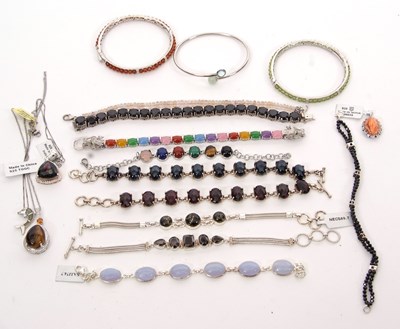 Lot 411 - A mixed lot of silver and gemset jewellery: to...