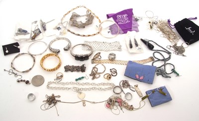 Lot 400 - A mixed lot of silver, white metal and costume...