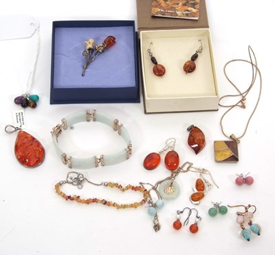 Lot 425 - A quantity of amber, jade and hardstone jewellery