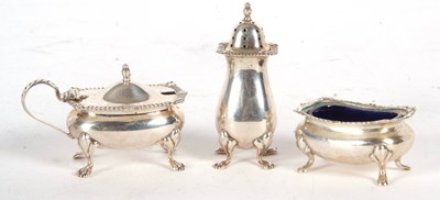 Lot 155 - A matching silver pepper and hinged lid...