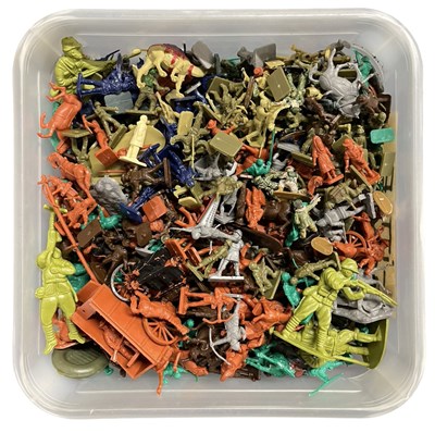 Lot 97 - A box of various plastic army soldiers and others