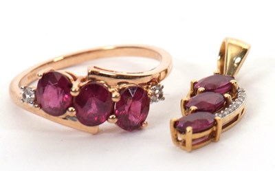 Lot 214 - A 9ct rhodolite garnet three stone ring and...