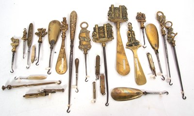 Lot 338 - Quantity of vintage brass shoe horns and...