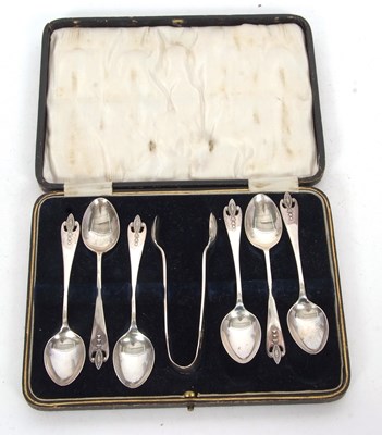 Lot 159 - Cased George V silver tongs and six matching...