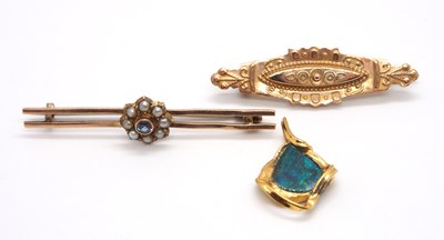 Lot 173 - Two brooches and a pendant, to include a late...