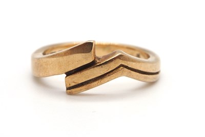 Lot 67 - A 9ct crossover style wishbone ring,...