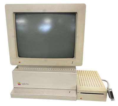 Lot 298 - A 1986 Apple IIGs computer system, comprising...