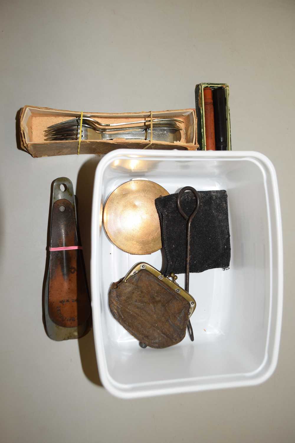 Lot 89 - Mixed Lot: Vintage shoe horns, purses, cutlery...