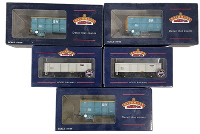 Lot 23 - A mixed lof of boxed Bachmann 00 gauge rolling...