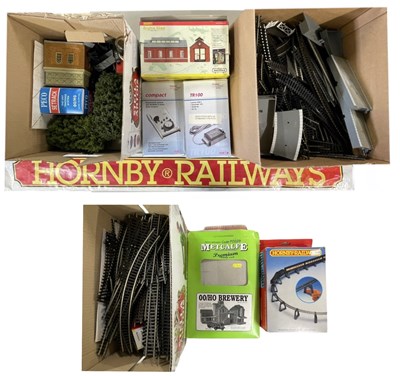 Lot 48 - A mixed lot of various 00 gauge track, diorama...