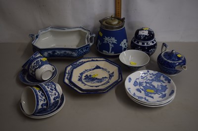 Lot 37 - Mixed Lot: Various blue and white table wares...