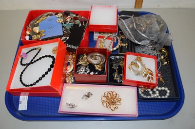Lot 93 - Tray of various costume jewellery