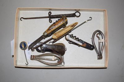 Lot 136 - Tray of various button hooks and pocket knives