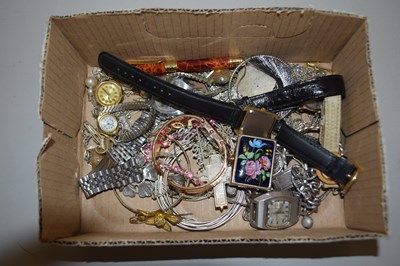 Lot 138 - Box of various assorted costume jewellery,...