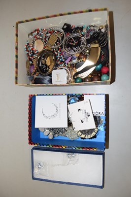 Lot 141 - Box of assorted costume jewellery