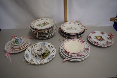 Lot 171 - Quantity of various ribbon plates