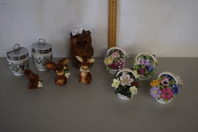 Lot 236 - Mixed Lot: Porcelain flowers, various...