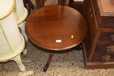 Lot 373 - Reproduction mahogany circular wine table