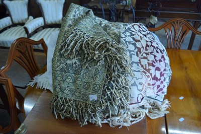 Lot 404 - Mixed Lot: Various linen, patterned table...